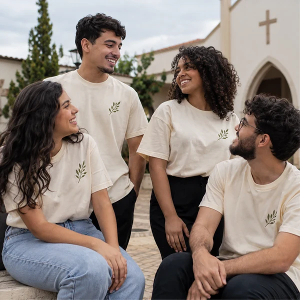 Grupo de jovens de igreja com camisetas iguais
